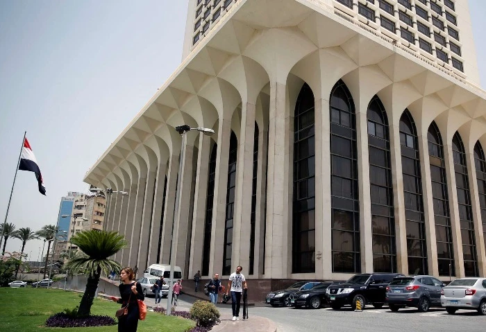 مسافة السكة، مصر تعلن وقوفها بجانب لبنان وتقديم كل المساعدات الممكنة قال مراسل القاهرة الإخبارية في لبنان، اليوم الثلاثاء، إن اتصالا هاتفيا جمع وزير الخارجية والهجرة المصري بدر عبد