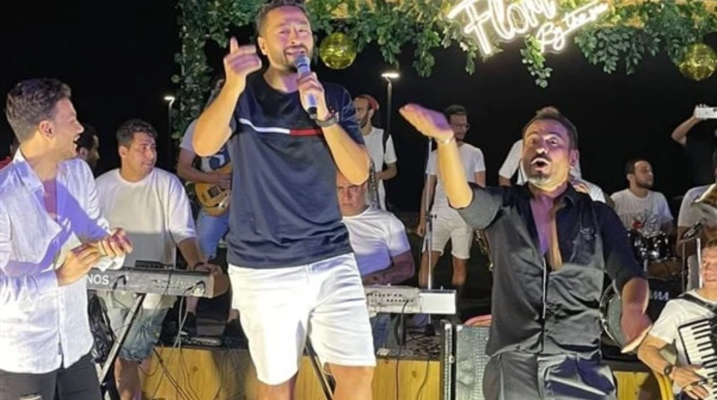 في حفل الأسيوطي.. نجاتي وهلال يشعلان حماس الجمهور بأنا لا مسطول تداول رواد التواصل الاجتماعي فيديو للفنان محمد نجاتي وهو يقف بجوار المطرب حمادة هلال،