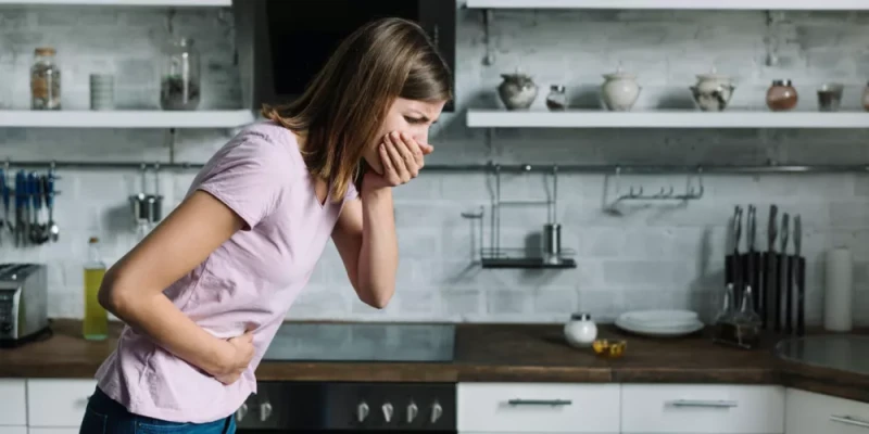 الغثيان الصباحي .. هل يشير لحالة خطيرة؟يصاب بعض الأشخاص بالغثيان الصباحي، مما يسبب الشعور بالقلق والتوتر، خوفا من أن يكون ذلك علامة على مشكلة صحية خطيرة.ما هي أعراض الغثيان الصباحي