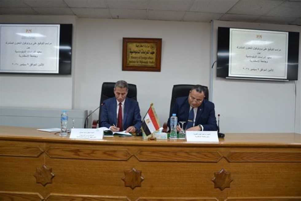 بروتوكول تعاون بين علوم سياسية الإسكندرية والخارجية لتعظيم قدرات الطلاب وقع الدكتور عبدالعزيز قنصوة، رئيس جامعة الإسكندرية اليوم الثلاثاء، والسفير وليد حجاج، مساعد وزير الخارجية وم