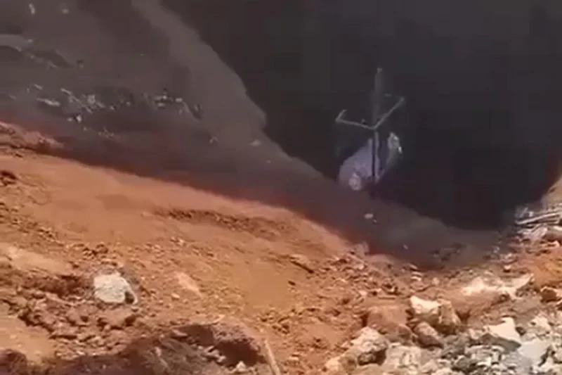 انتشال جثة حسن نصر الله من تحت الأنقاض _اخر الاخبار يمن مونيتور وكالات أفاد مصدر طبي وآخر أمني لوكالة رويترز الأحد، بانتشال جثمان أمين عام حزب الله حسن نصرالله، الذي اغتيل بغارات ج