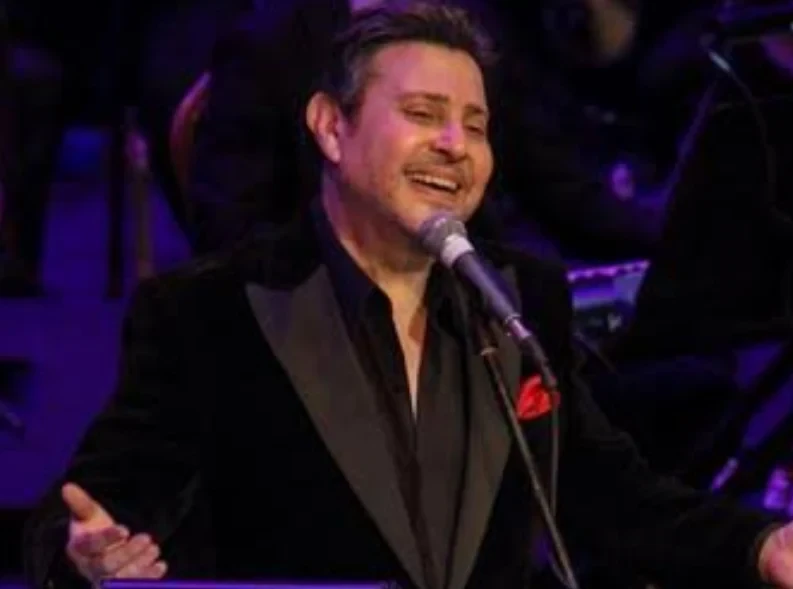 بيروت تحب هاني شاكر والفنان يمسح دموعهاالقبلات المتطايرة التي تدفقت من هاني شاكر إلى أحبته طوال حفل وداع الصيف في لبنان، كانت من القلب. يعلم أنه مقدر ومنتظر، والآتون من أجله يفضلون