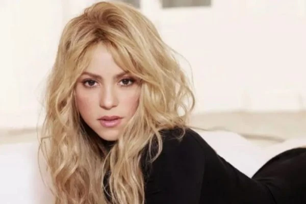 شاكيرا تغادر فجأة المسرح بسبب تصرف غير أخلاقي افاق عربية - تداول رواد مواقع التواصل الاجتماعي مقطعا مصورا للنجمة شاكيرا بدت فيه غاضبة بعد أن لاحظت بعض المتواجدين معها يصورونها بطري