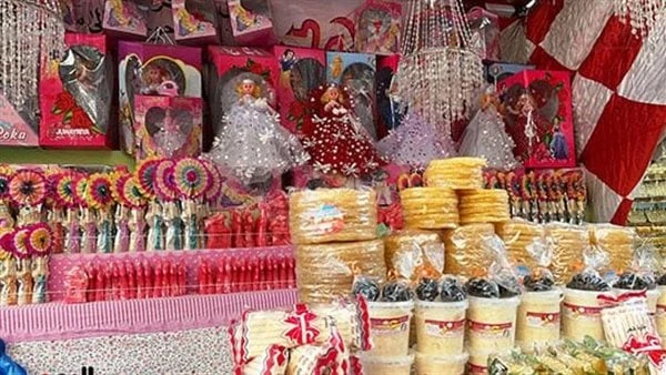 الصحة تكثف حملاتها على أماكن تصنيع وتخزين وبيع حلوى المولد النبوي الشريفأعلنت وزارة الصحة والسكان، المرور على 1820 منشأة غذائية، خلال عدة حملات شنتها