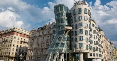 أغرب 5 مبان حول العالم تتحدى المعايير المعمارية.. منها البيت الراقص المرأة والمنوعات لبناء منزل أو مبنى، هناك نوعان من الأشخاص، منهم من يقوم ببناء مبنى عادي مكون من أدوار وغرف ومرا