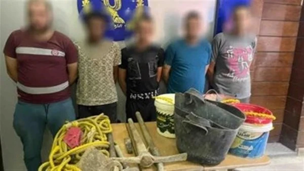 حفروا 10 أمتار بحثا عن الكنز.. ضبط 5 متهمين بالتنقيب عن الآثار داخل عقار في التبين تمكنت أجهزة الأمن بمديرية أمن القاهرة، من القبض على 5 أشخاص لقيامهم بالحفر والتنقيب غير المشروع ع