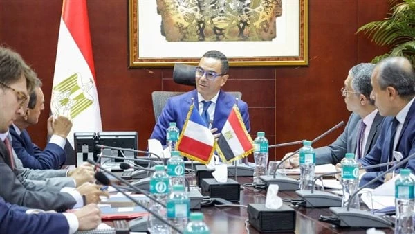 وزير الاستثمار: السوق المصري يمتلك العديد من المقومات لجذب رؤوس الأموالاستقبل المهندس حسن الخطيب وزير الاستثمار والتجارة الخارجية إيريك شوفالييه سفير فرنسا بالقاهرة حيث استعرض اللق