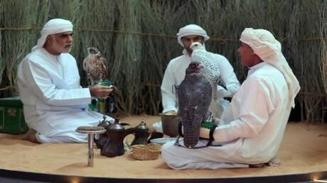 جناح نادي صقاري الإمارات يستقطب محبي الصقور في معرض أبوظبي الدولي للصيد والفروسية 2024 متفرقات ويقدم الجناح مبادئ تعريفية في رعاية الصقور وتدريبها وممارسة الصقارة والصيد المستدام ك