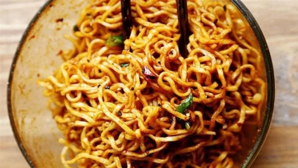 ماذا يحدث للجسم عند تناول المكرونة سريعة التحضير؟المكرونة سريعة التحضير، عبارة عن مكعبات معكرونة مجففة ومطبوخة مسبقا، وتباع عادة مع مسحوق نكهة توابل