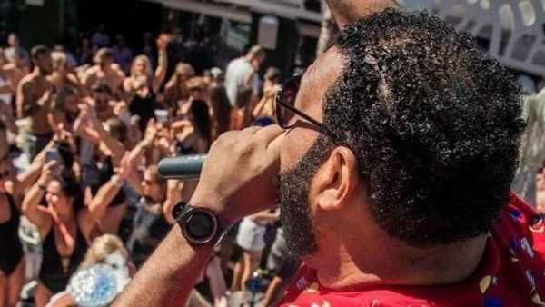 بسبب مشروب الطاقة.. وفاة مغني شهير على المسرح وفزع الجمهور فيديو أظهرت مقاطع فيديو تم التقاطها خلال الحفل الذي أقيم مساء السبت، لحظة سقوط مغني الراب