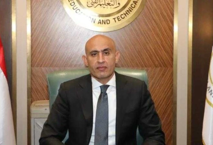 شروط التحويل بين التخصصات في 4 مواد استعدادا للعام الدراسي الجديد في سابقة تثير الكثير من التساؤلات حول حقوق المعلمين وأوضاعهم الوظيفية، يتخطى أحد المعلمين نصابه الأسبوعي المقرر ب1