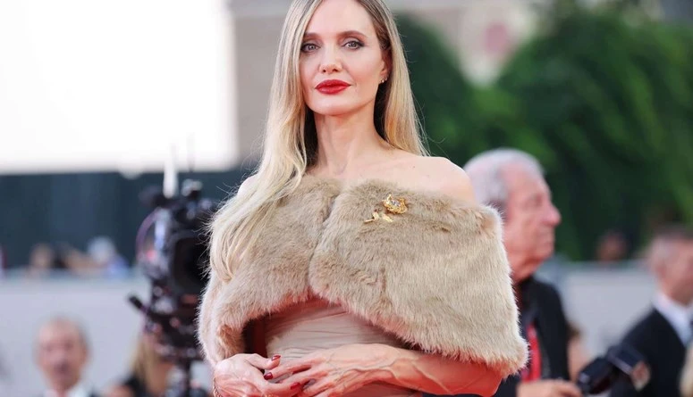 أنجلينا جولي عن التصفيق لفيلمها: من الصعب الشرحأعربت النجمة العالمية أنجلينا جولي أمس الأحد عن شعورها عندما تلقى فيلمها الجديد، ماريا ، تصفيقا حارا لمدة ثماني دقائق، ضمن مهرجان الب