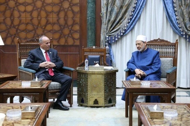 رئيس هيئة قضايا الدولة يهنئ شيخ الأزهر بالمولد النبوي الشريف رئيس هيئة قضايا الدولة وشيخ الأزهرزار المستشار عبد الرزاق شعيب، رئيس هيئة قضايا الدولة،