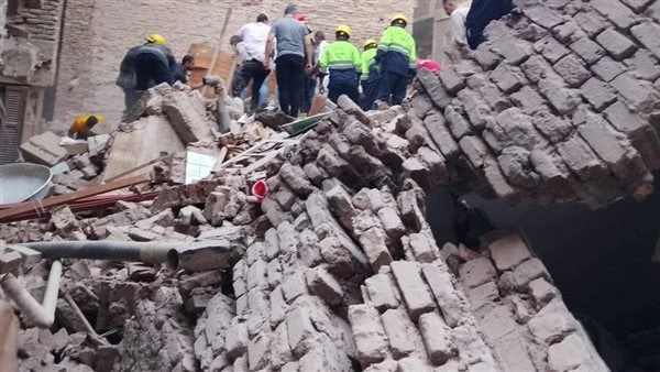 التحريات في عقار الزيتون المنهار: معظم السكان غير متواجدين به عدا فني الماكيناتأكدت تحريات المباحث في حادث انهيار عقار الزيتون، أن العقار مكون من 4