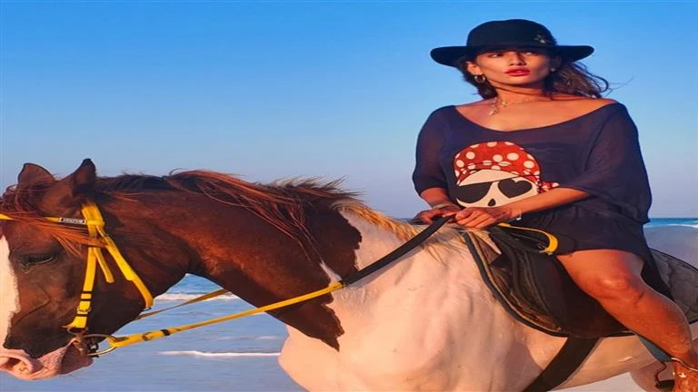 بفستان جرئ.. زينة تمتطي خيلا أمام البحر والجمهور يعلق (صور) تعرف على التالي بفستان جرئ.. زينة تمتطي خيلا أمام البحر والجمهور يعلق (صور)، 06 17 م