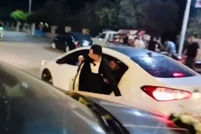 مقلب عريس الدقهلية.. القصة الكاملة من الخطف إلى الحبس حالة جدل أصابت رواد مواقع التواصل الاجتماعي بعد انتشار فيديو لاختطاف عريس الدقهلية، ووثق الفيديو لحظة اختطاف عريس الدقهلية داخ