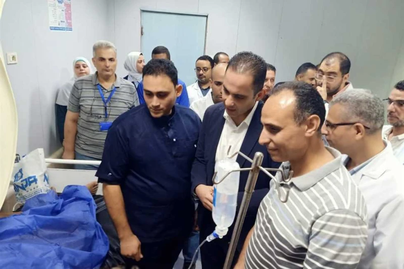 نائب وزير الصحة يطمئن على حالة مصابي حادث قطاري الزقازيق في مستشفى الأحرار التعليمي توجه الدكتور محمد الطيب، نائب وزير الصحة والسكان، إلى مستشفى