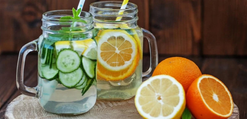 خبير يكشف.. ما هو أفضل مشروب لنقص الوزن؟ صحة فقدان الوزن هو هدف يسعى الكثيرون لتحقيقه، سواء لأسباب صحية أو جمالية. لكن، قد يكون من الصعب الالتزام