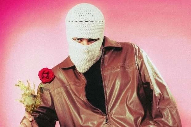 تووليت يهدد بتصعيد قضائي ضد بيراميدزتووليت.. أعرب مطرب الراب توليت عن استيائه من استخدام نادي بيراميدز، حيلة القناع للكشف عن صفقته الجديدة، مع اللاعب