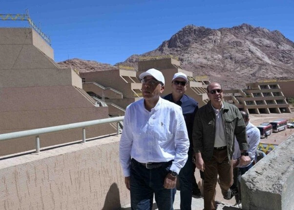 رئيس الوزراء يزور دير سانت كاترينتوجه الدكتور مصطفى مدبولي، رئيس مجلس الوزراء، ومرافقوه، لزيارة منطقة وادي الدير وهي إحدى أهم مناطق سانت كاترين لكونها منطقة الوادي المقدس الذي ذكرت