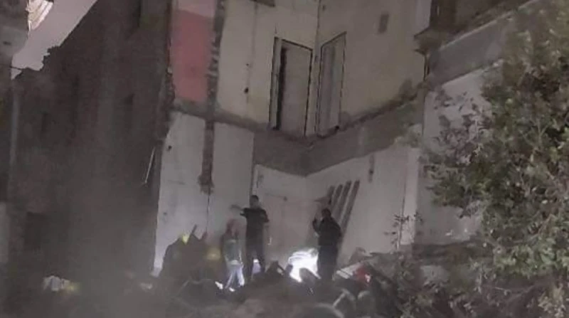 كارثة المنزل رقم 13.. إخلاء 4 عمارات في شبرا أخلت قوات الحماية المدنية بالقاهرة، 4 عقارات مجاورة للعقار رقم 13 مكون من 4 طوابق الذي تعرض للانهيار