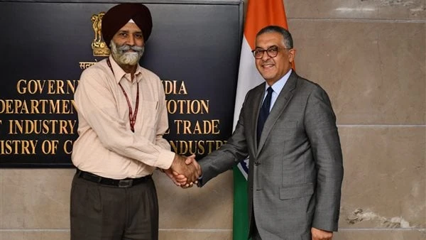 تنسيق مصري هندي لربط منصات دعم رواد الأعمال في البلديناتفق حسام هيبة، الرئيس التنفيذي للهيئة العامة للاستثمار والمناطق الحرة، و أمارديب سينغ بهاتيا،