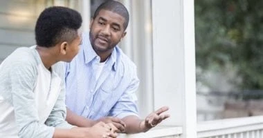 ابنى المراهق عنيف معايا أتصرف إزاي؟ روشتة من خبيرة إرشاد أسرى المرأة والمنوعات تربية المراهقين قد تبدو تحديا، لكنها تحمل فرصا للنمو والتطور، والمفتاح