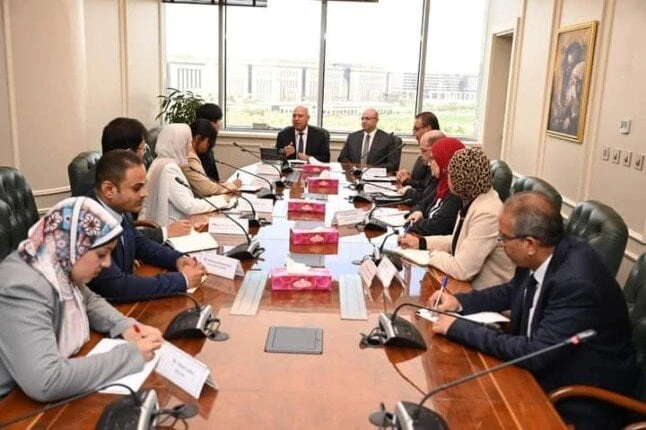 الوزير يلتقي محافظ بني سويف لبحث الموقف التنفيذي الحالي للمناطق الصناعية بالمحافظةقام الدكتور محمد هاني غنيم محافظ بني سويف، بزيارة لمقر وزارة الصناعة، حيث اصطحب مجموعة عمل تضم مسؤ