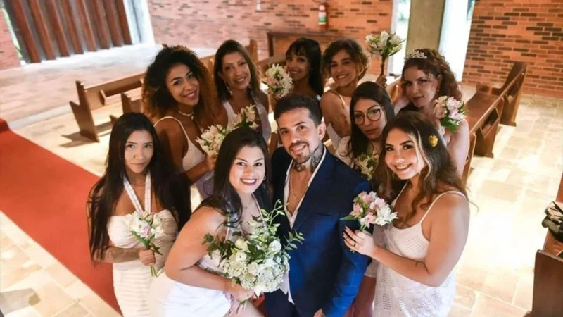 برازيلي يتزوج من 9 نساء في وقت واحد: وظيفة بدوام كاملبعد ارتباطه ب9 نساء في وقت واحد، تزوج البرازيلي آرثر أورسو من جميع الشابات في الوقت عينه، ولكن قرر 4 منهن الانفصال عنه لاحقا.وع