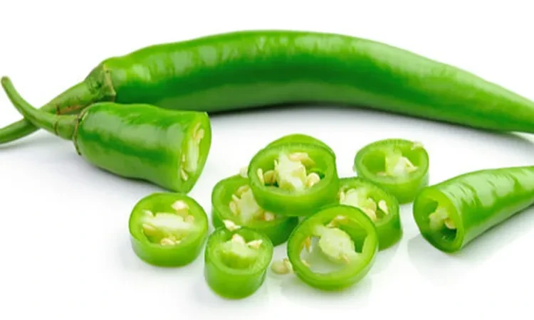 فوائد الفلفل الأخضر الحار المذهلة للجسم.. غني بفيتامين سي صحة يعتبر الفلفل الأخضر الحار من الخضروات الصلبة التي لها الكثير من الفوائد الهامة لصحة الجسم، حيث إنه يحتوي على نسبة عالي