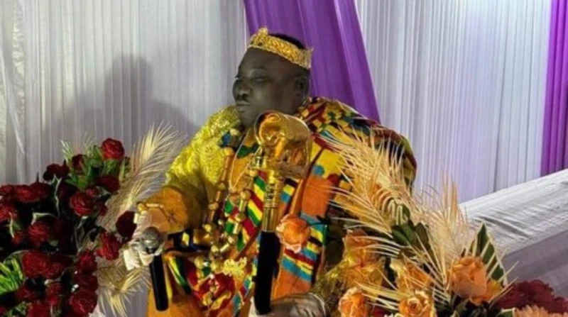 ميت يحضر جنازته بكامل أناقته.. طقوس أفريقية غريبة أثارت جنازة المنتج الفني الشهير في غرب أفريقيا، جروس بيديل، جدلا كبيرا على وسائل التواصل الاجتماعي بعد تنفيذ تقليد غير مألوف يتمثل