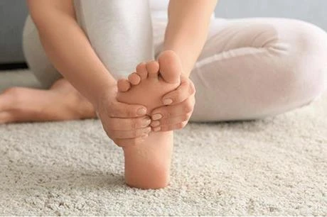 أسباب آلام القدمللقدم هيكل هندسي معقد يتألف من 26 عظمة، و33 مفصلا، بالإضافة إلى عدة عضلات وأوتار وأربطة، ويغذي هذا الهيكل مجموعة من الأوعية الدموية واللمفية وأعصاب طرفية. يمر القوس