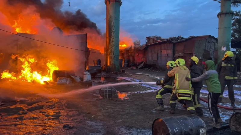 حريق هائل بمقر سكن الطلاب بإحدى مدارس كينيا يقتل ويصيب 30 شخصا منوعات كشفت الشرطة الكينية اليوم عن مقتل 17 طالبا وإصابة 13 آخرين، متأثرين باندلاع