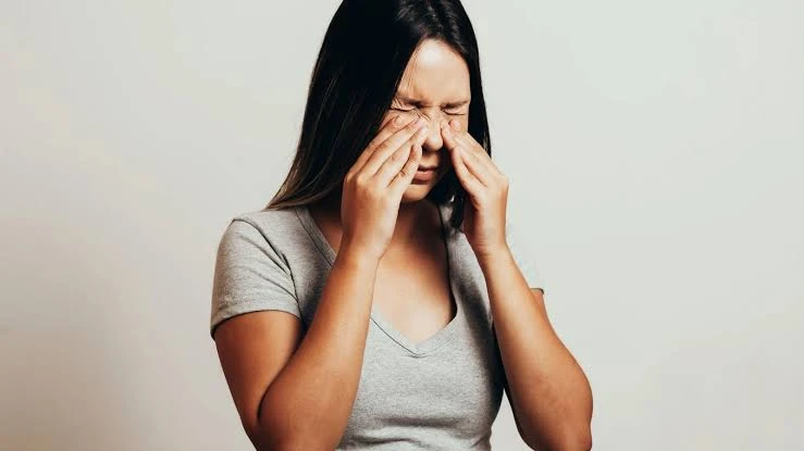 أهم النصائح لمرضى الجيوب الأنفية.مشكلات الجيوب الأنفية، مثل التهابات الجيوب الأنفية والتهاب الأنف الحاد، قد تكون مزعجة ومؤلمة. للمساعدة في التعامل مع