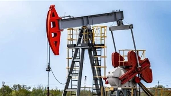 النفط يواصل خسائره وسط بيانات ضعيفة من الصين واحتمالات زيادة إمدادات أوبكواصلت أسعار النفط خسائرها اليوم الاثنين وسط توقعات من المستثمرين لزيادة