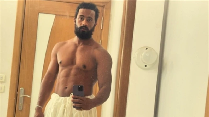 محمد رمضان يروج لفيلم أسد بعضلات مفتولة ولحية كثيفة يعكف الفنان محمد رمضان حاليا على تصوير مشاهد فيلمه الجديد الذي يحمل عنوان أسد، تمهيدا لعرضه في دور السينما.ونشر رمضان، عبر حسابه