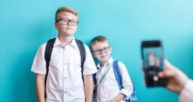 يوم الصورة المدرسية.. 4 نصائح هتساعدك في الحصول على صورة مميزة أول يوم المرأة والمنوعات يحرص أولياء الأمور على التقاط صور شخصية لأبنائهم بأول أيام