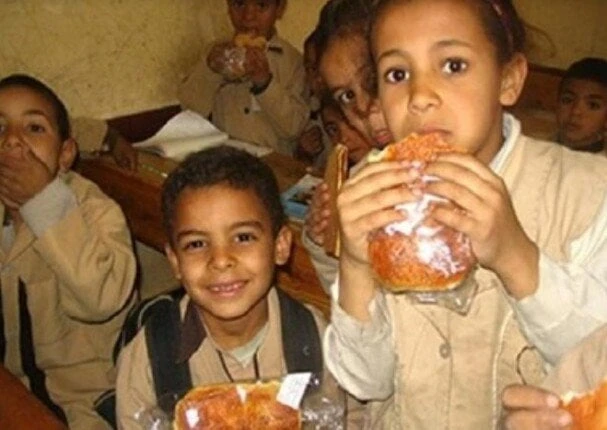 بعد ارتفاع تكلفة الساندويتش.. هل يستفيد الطلاب من التغذية المدرسية؟تحسب كل أسرة مع بداية كل عام دراسي جديد تكلفة احتياجات أطفالهم اليومية، من حيث ساندوتش المدرسة واللانش بوكس، الذي