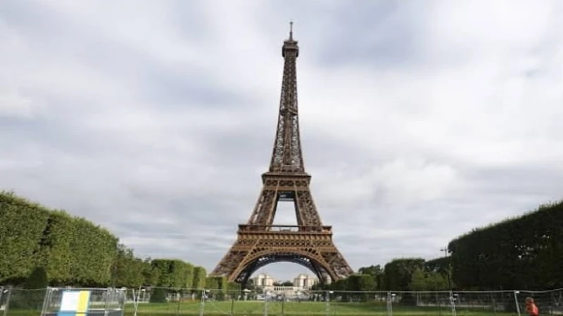 خطة إبقاء الحلقات الأولمبية على برج إيفل تثير الجدل في فرنسا اخر خبر احتج أحفاد مصمم برج إيفل الشهير في باريس جوستاف إيفل على القرار الذي أصدرته رئيسة بلدية باريس آن هيدالغو، بالإب