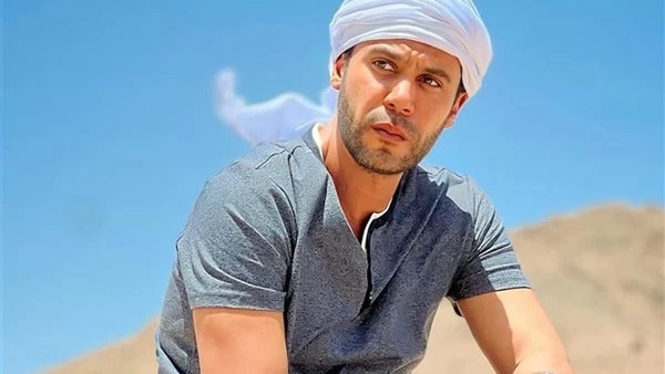 محمد إمام يفاجئ جمهوره بفيلم جديد صقر وكناريا تعرف على التالي محمد إمام يفاجئ جمهوره بفيلم جديد صقر وكناريا، فاجئ الفنان محمد إمام جمهوره بتعاقده علي فيلم جديد بعنوان صقر وكناريا ،