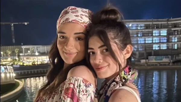 الأختين الحلوين ليلى وملك أحمد زاهر تتألقان بنفس الملابسحرصت الفنانة ملك أحمد زاهر على مشاركة متابعيها عبر حسابها الرسمي على موقع التواصل الأجتماعي