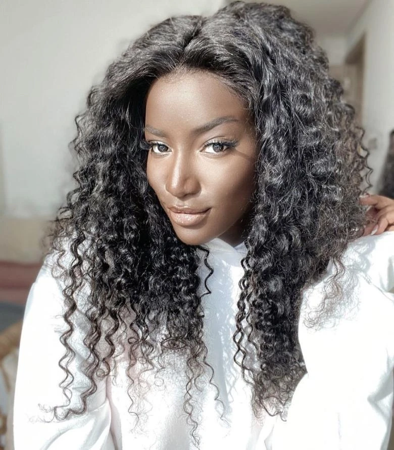 قصة عبير سندر: سوداء بس حلوة افاق عربية - كشفت المؤثرة السعودية عبير سندر، عبر مواقع التواصل الاجتماعي، عن معاناتها منذ الطفولة مع التنمر بسبب لون