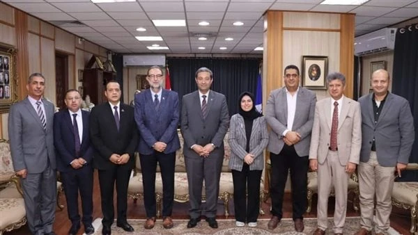 سلامة الغذاء: القدرة الاستيعابية لمعمل دمياط تصل ل60 ألف عينة سنويا قابلة للزيادةاستقبل الدكتور أيمن الشهابي محافظ دمياط بمكتبه اليوم، الدكتور طارق الهوبى، رئيس الهيئة القومية لسلا