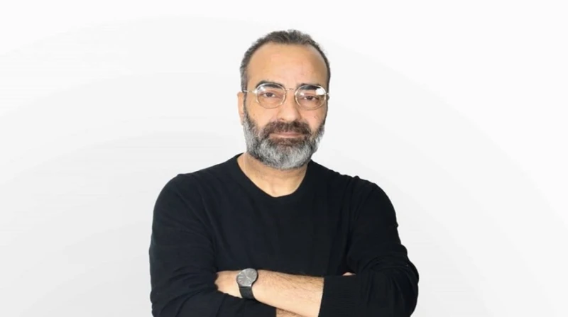 ياسر عزت: شخصيتي في برغم القانون مفاجأة للجمهور أعرب الفنان ياسر عزت عن سعادته الكبيرة بالمشاركة في مسلسل برغم القانون، بطولة إيمان العاصي.وأوضح في