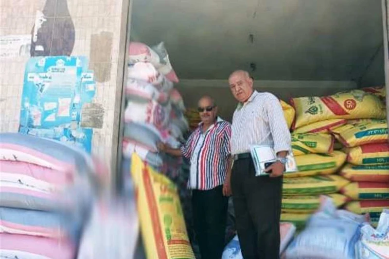 ضبط 14 طن مواد غذائية وأسمدة مجهولة المصدر في حملات رقابية بالشرقية كثفت الأجهزة الرقابية بالشرقية، بالتنسيق مع مباحث التموين، وجهاز حماية المستهلك، ومديريتي الصحة، والطب البيطري م