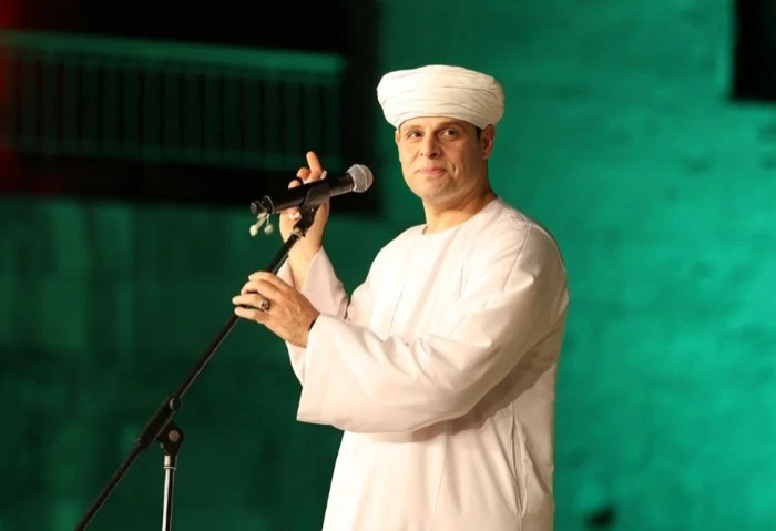 محمود التهامي لافاق عربية: الراب لم يأخذ حقه الصحيح في الإنشاد علق المنشد الديني محمود التهامي، على فكرة ربط الإنشاد بالراب، مشيرا أن الراب هو لغة الجيل في الوقت الحالي.قال محمود ا