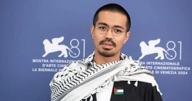 المخرج يدعم غزة ويرتدي الكوفية الفلسطينية في مهرجان فينسيا تعرف على التالي المخرج يدعم غزة ويرتدي الكوفية الفلسطينية في مهرجان فينسيا، حرص المخرج علي