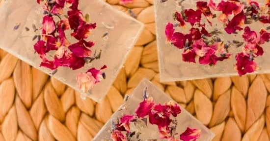 صابون الجلسرين من أفضل أنواع الصابون الطبيعي الذي يساعد على ترطيب البشرة ، ويتميز بسهولة صنعه في المنزل بمكونات خفيفة ومتوفرة، لذا إليك طريقة تحضير صابون الجلسرين في المنزل بالزيوت