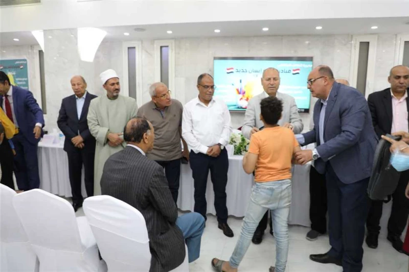محافظ القاهرة يوزع 1000 حقيبة مدرسية علي الأسر الأولي بالرعاية وزع الدكتور إبراهيم صابر، محافظ القاهرة، اليوم، أكثر من 1000 حقيبة مدرسية تحتوى على الأدوات المكتبية لعدد من الأسر ال