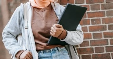 حاجات خلي بالك منها وانتي بتعملي شوبينج للجامعة.. 3 أنواع ملابس مش هتناسبك المرأة والمنوعات يحرص طلاب الجامعة خلال هذه الفترة على شراء الأدوات التي